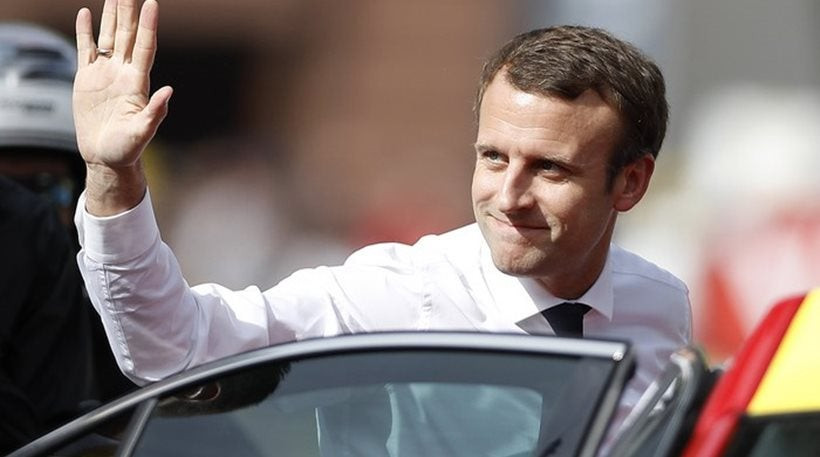 O Μακρόν απαγορεύει με νόμο σε πολιτικούς να προσλαμβάνουν μέλη της οικογένειάς τους μετά το σκάνδαλο Φιγιόν